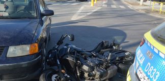 Wypadek z udziałem motocykla. Zachowajmy ostrożność na drodze!