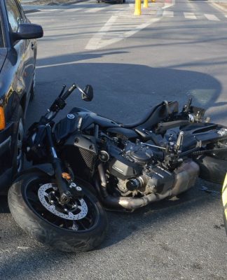 Wypadek z udziałem motocykla. Zachowajmy ostrożność na drodze!