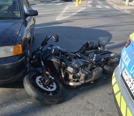Wypadek z udziałem motocykla. Zachowajmy ostrożność na drodze!