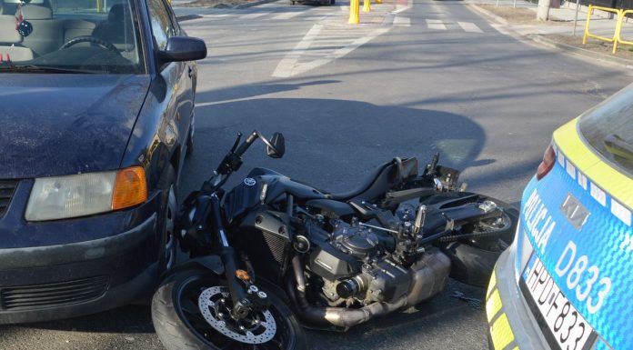 Wypadek z udziałem motocykla. Zachowajmy ostrożność na drodze!