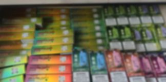 17 latek odpowie za posiadanie nielegalnych e-papierosów i marihuany