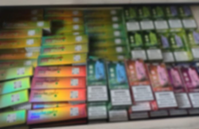 17 latek odpowie za posiadanie nielegalnych e-papierosów i marihuany