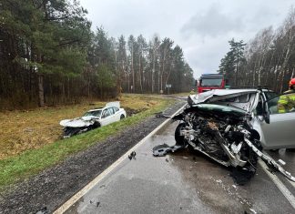 Wypadek na trasie Chełm-Włodawa. Dwa auta kompletnie rozbite
