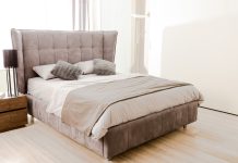 Czy łóżka tapicerowane z pojemnikiem to dobry sposób na dodatkowe miejsce w szafie?