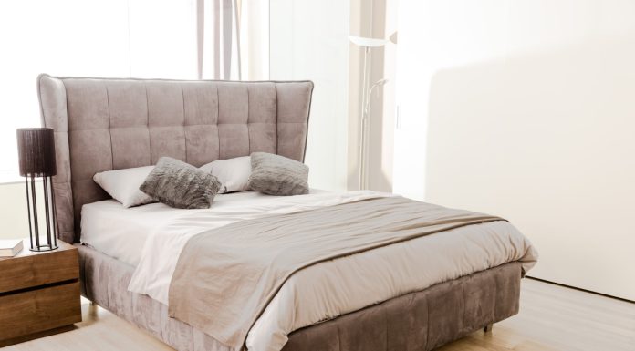 Czy łóżka tapicerowane z pojemnikiem to dobry sposób na dodatkowe miejsce w szafie?