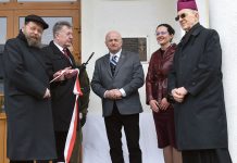 Odsłonięcie tablicy pamięci ofiar Holokaustu