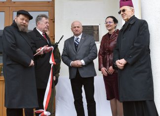 Odsłonięcie tablicy pamięci ofiar Holokaustu