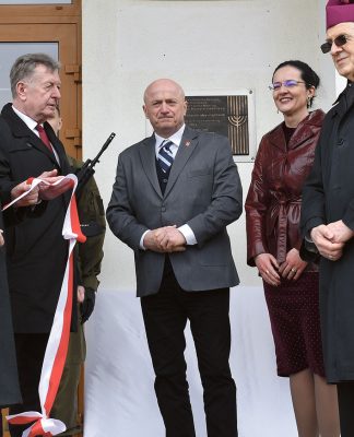 Odsłonięcie tablicy pamięci ofiar Holokaustu