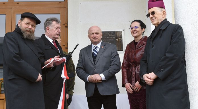 Odsłonięcie tablicy pamięci ofiar Holokaustu