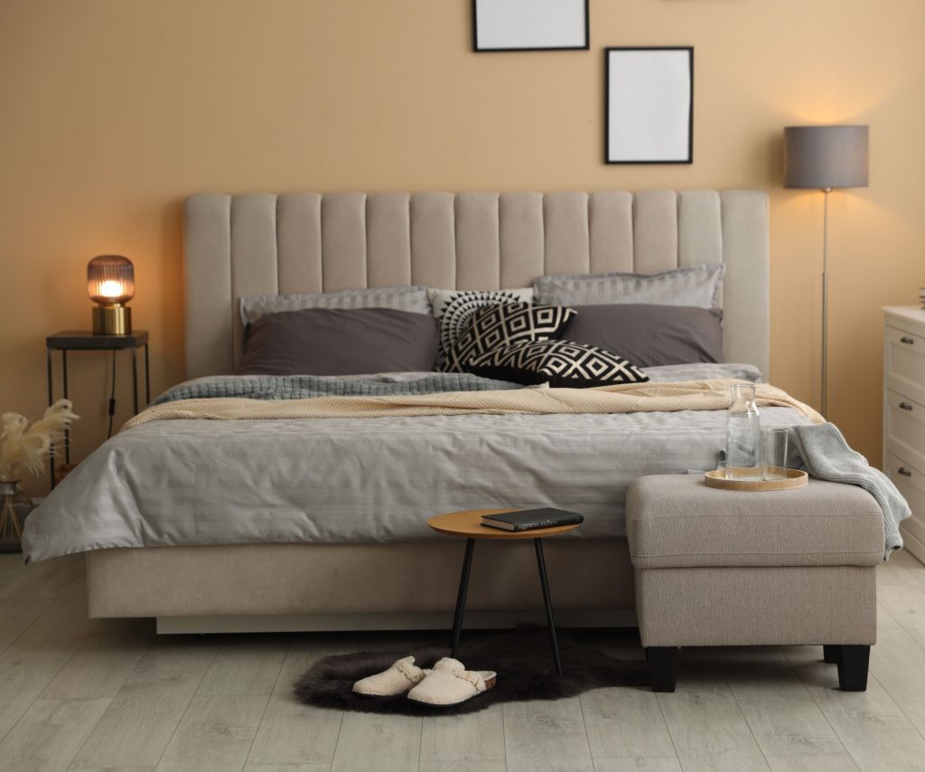Jak łóżka tapicerowane mogą odciążyć twoją garderobę?