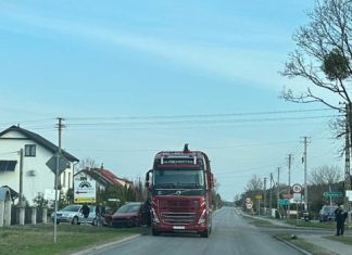 Nie zatrzymała się na STOP-ie. Wjechała wprost pod ciężarówkę