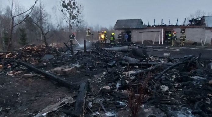 Cztery godziny walki z ogniem. Zabudowania poszły z dymem