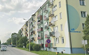 Wyrzuca na ulicę worki z… ludzkimi fekaliami